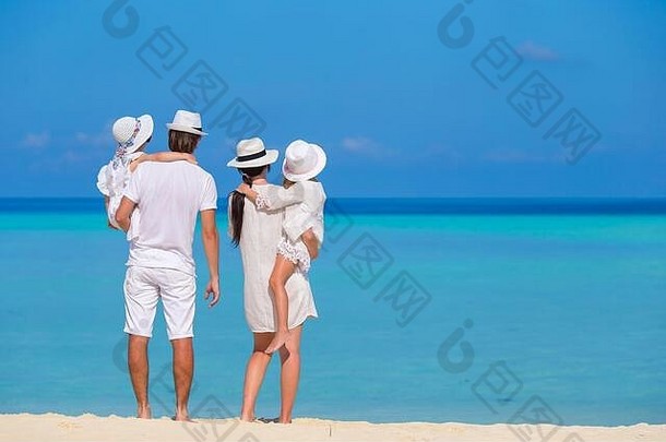 年轻的家庭白色海滩