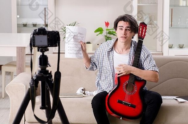 年轻的吉他球员记录视频博客