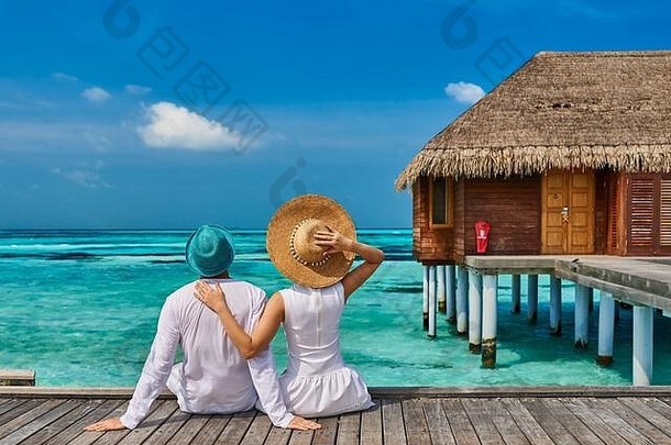 夫妇白色热带海滩码头