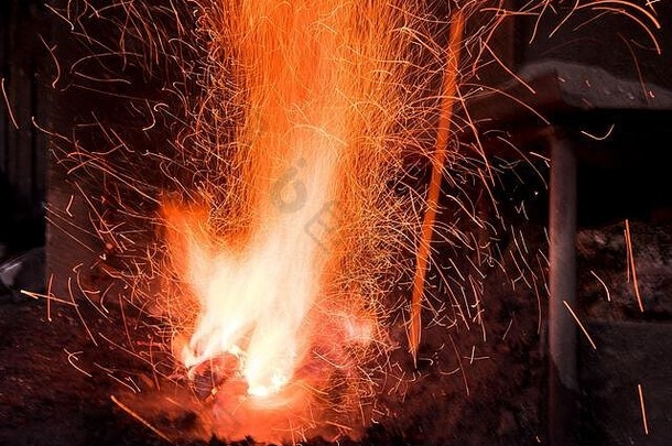 传统的铁匠炉燃烧火