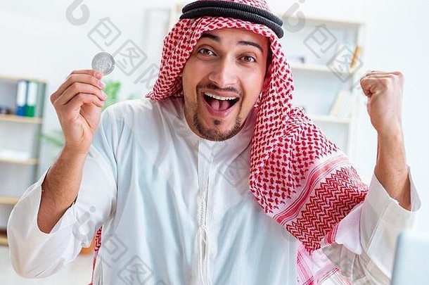 阿拉伯男人。比特币cryptocurrency矿业概念