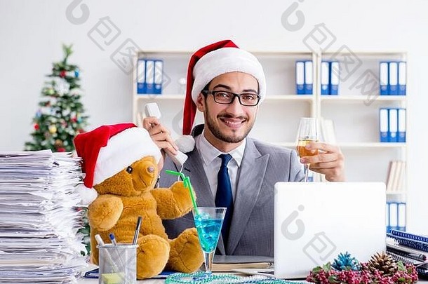 年轻的商人庆祝圣诞节办公室