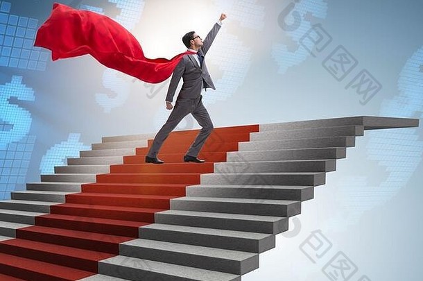 超级英雄商人攀爬<strong>红色</strong>的地毯楼梯
