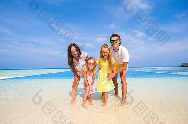 肖像美丽的家庭夏天热带假期