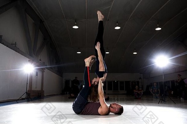 夫妇阿克罗约加物理实践瑜伽杂技平衡浓度夫妇但女人一对阿克罗约加flex