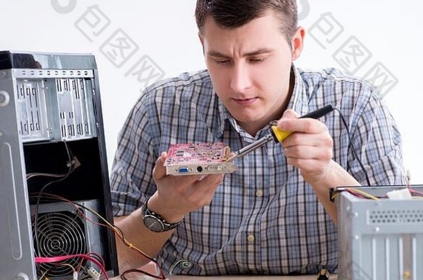年轻的技术员修复电脑车间
