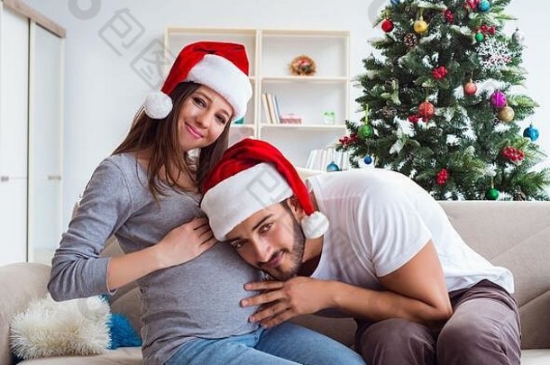 年轻的家庭期待孩子婴儿庆祝圣诞节
