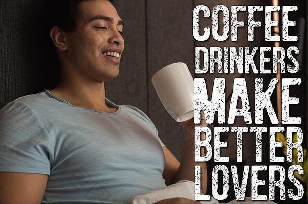 快乐混合比赛男人。持有杯咖啡咖啡喝酒的人使情人刻字卧室