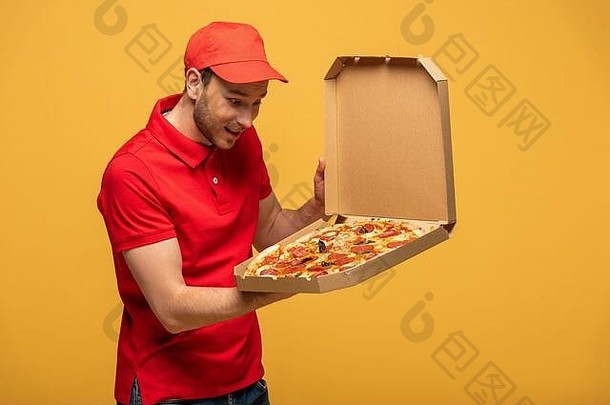 快乐交付男人。红色的统一的盒子美味的披萨孤立的黄色的