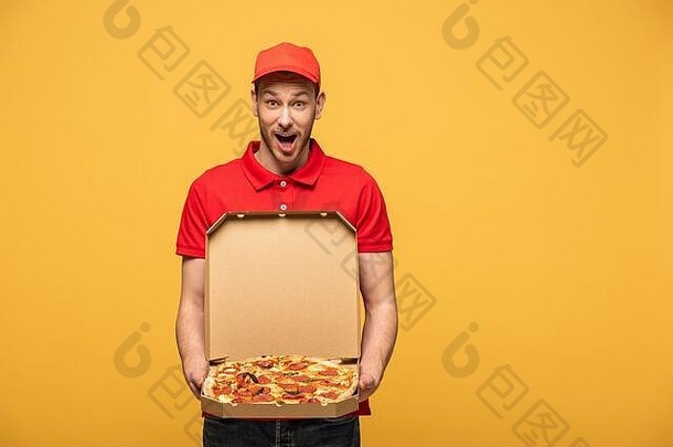 震惊了交付男人。<strong>红色</strong>的统一的显示盒子美味的披萨孤立的黄色的