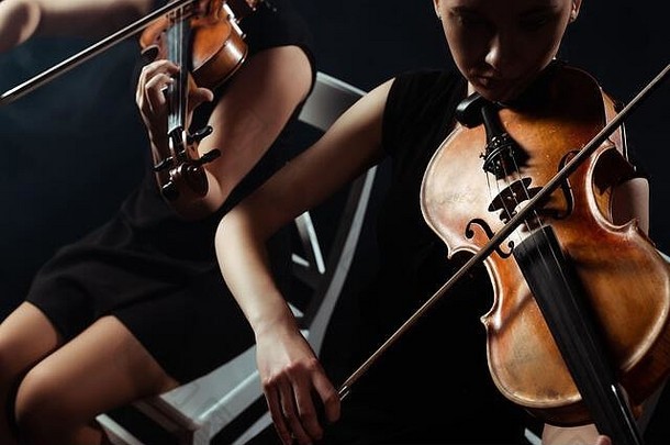 裁剪视图专业女音乐家玩经典音乐小提琴黑暗阶段