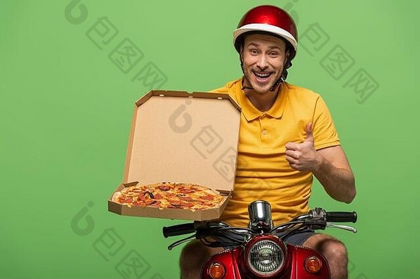 微笑交付男人。黄色的统一的踏板车披萨显示拇指孤立的绿色