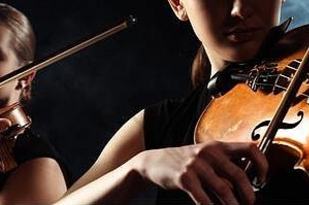 有吸引力的音乐家玩小提琴黑暗阶段烟网站头