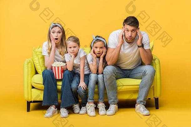 震惊了父母孩子们看电影沙发爆米花桶黄色的