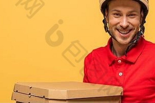快乐交付男人。<strong>红色</strong>的统一的持有披萨盒子智能手机空白屏幕孤立的黄色的全景拍摄