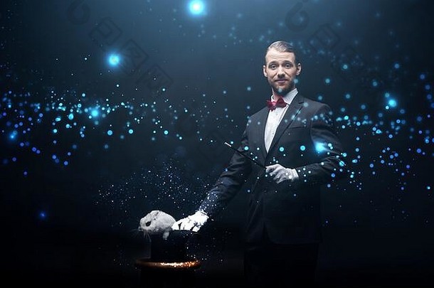 快乐魔术师西装显示技巧魔杖白色兔子他黑暗房间烟发光的插图