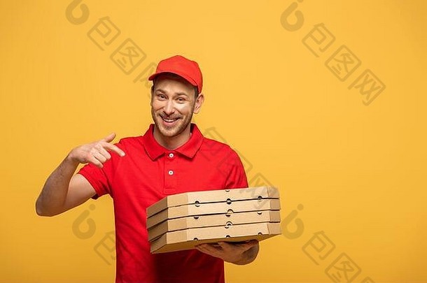 快乐交付男人。红色的统一的指出手指披萨盒子孤立的黄色的