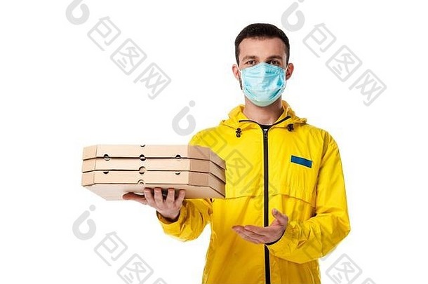 交付男人。医疗面具指出手披萨盒子孤立的白色