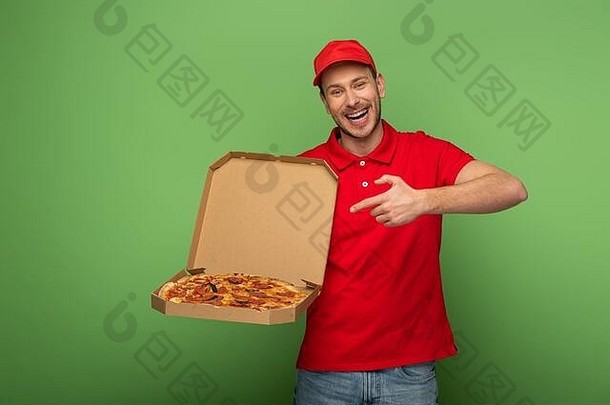 快乐交付男人。<strong>红色</strong>的统一的指出手指披萨盒子绿色