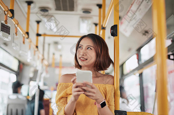 乘客智能手机公共汽车火车技术生活方式运输旅行概念