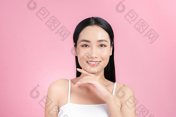美丽的脸年轻的亚洲女人清洁新鲜的皮肤关闭孤立的粉红色的背景