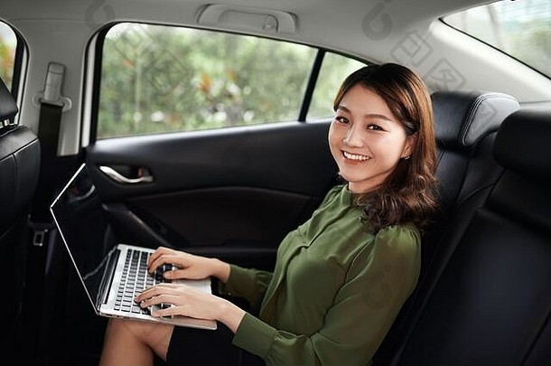 美丽的年轻的业务女人移动PC车工作