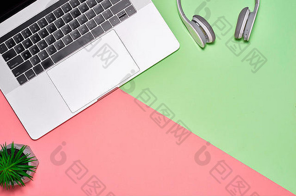 空白笔记本页面柔和的彩色的背景办公室桌子上对象