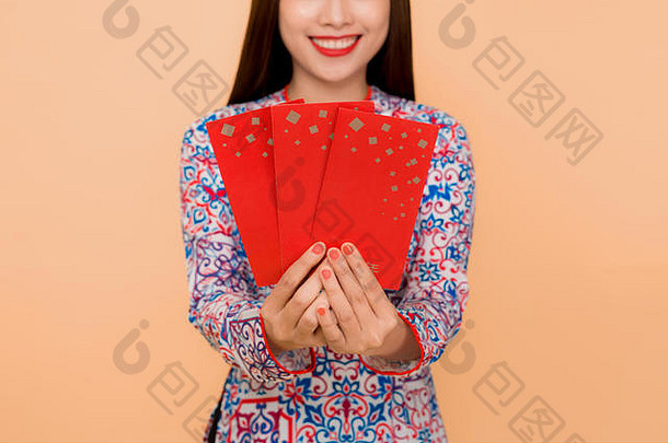 美丽的亚洲女人传统的节日服装戴曼菊持有幸运的口袋里<strong>钱</strong>