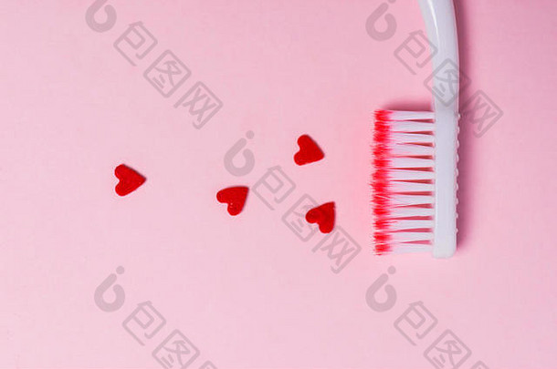 牙刷形状红色的心粉红色的背景牙科医疗保健概念