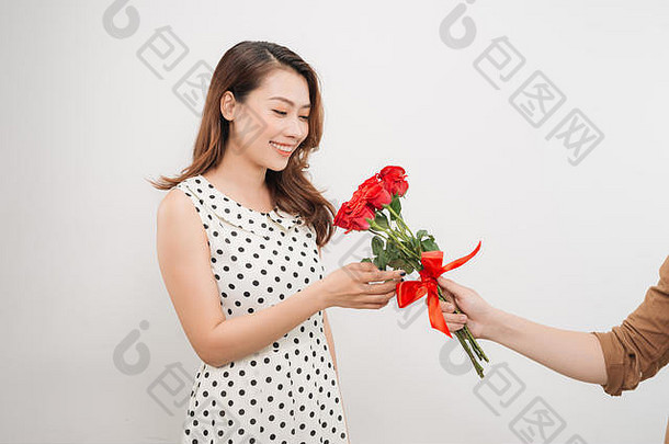 快乐的迷人的年轻的女人接收群花的男朋友白色背景