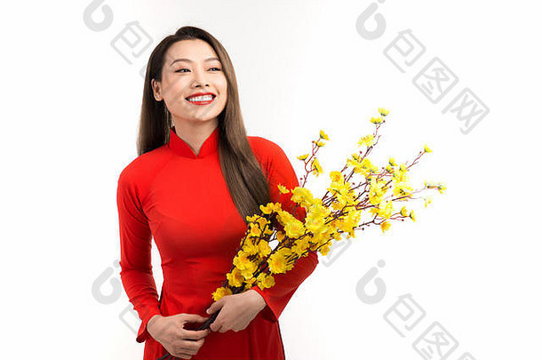 美丽的亚洲女人穿越南传统的戴曼菊持有桃子花泰特假期