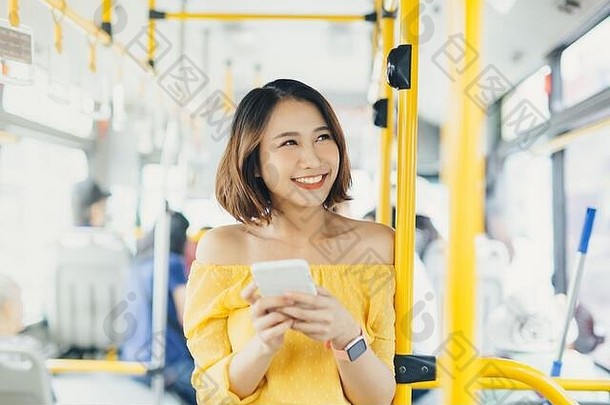 微笑美丽的女人电话站公共汽车