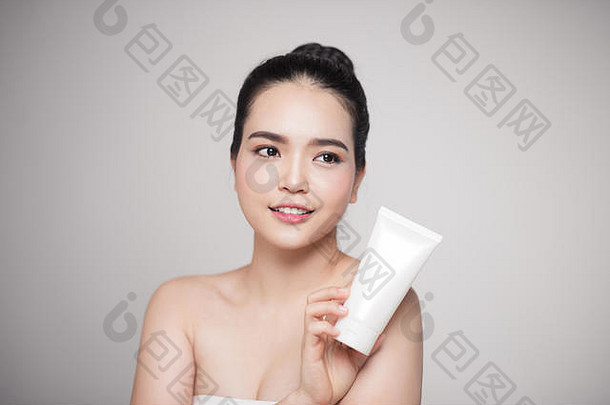 美概念亚洲漂亮的女人完美的皮肤持有化妆品瓶