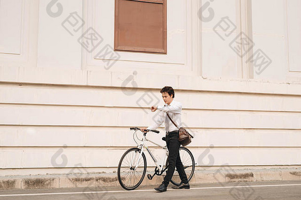 户外肖像英俊的年轻的男人。固定齿轮自行车街