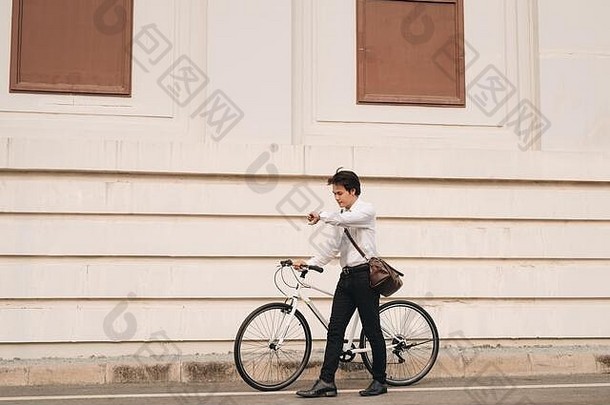 年轻的英俊的的家伙自行车街看