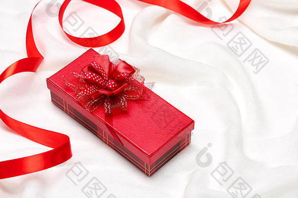 情人节礼物盒子红色的丝带弓现在红色的玫瑰假期