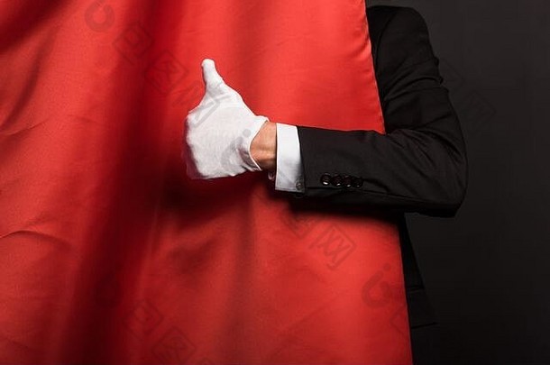 裁剪视图魔术师手套显示拇指马戏团<strong>红色</strong>的<strong>窗帘</strong>