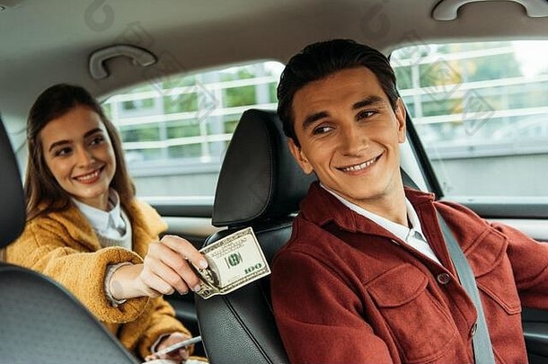 微笑女人乘客给现金出租车司机