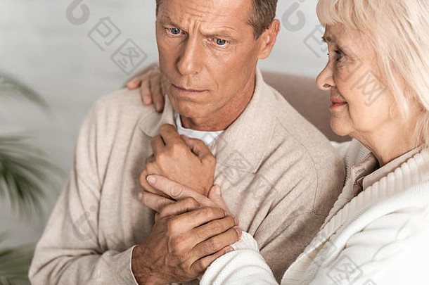 伤心退休女人拥抱丈夫阿尔茨海默疾病首页
