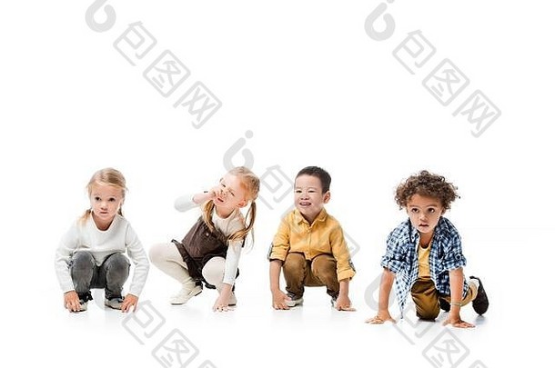 情感多元文化的孩子们玩孤立的白色