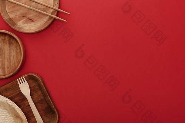 前视图木菜叉筷子红色的背景
