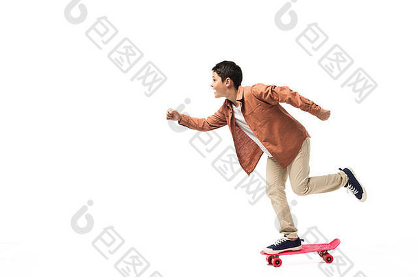 一边视图快乐的男孩骑踢踏板车白色背景