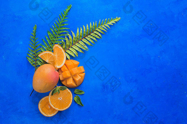 异国情调的水果生动的蓝色的背景复制空间芒果橙色热带叶子平躺