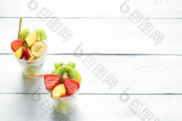 水果沙拉塑料杯外卖切片有机水果浆果健康的零食复制空间