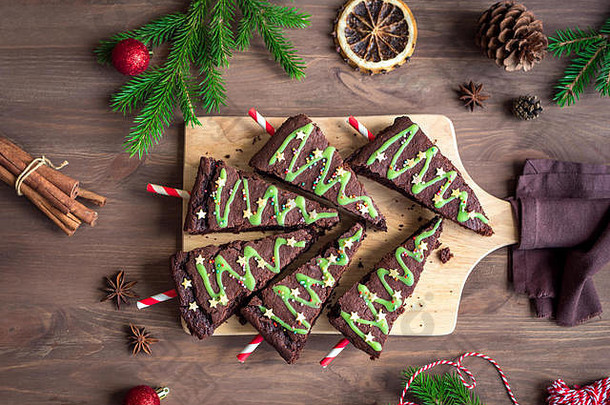 巧克力布朗尼形状<strong>圣诞</strong>节树绿色糖衣节日洒木表格前视图甜蜜的自制的<strong>圣诞</strong>节冬天