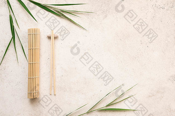 亚洲食物背景筷子竹子席竹子叶子光背景复制空间亚洲菜单设计中国人日本厨房概念