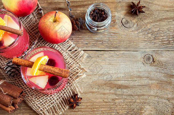 美味的节日蔓越莓苹果苹果酒假期穿孔自制的圣诞节饮料复制空间