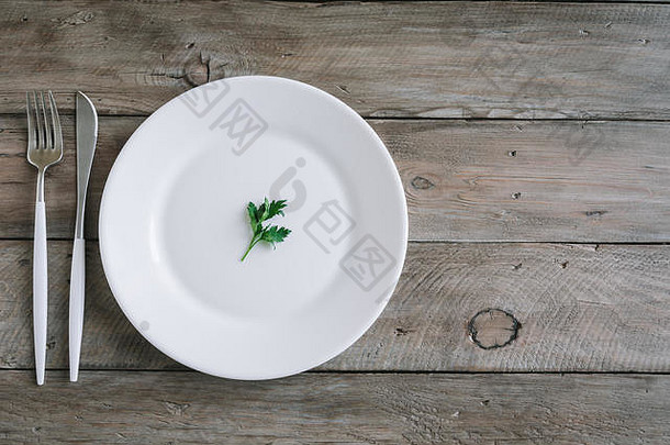 表格设置白色板现代餐具叉刀叶新鲜的欧芹木背景前视图复制空间饮食方式