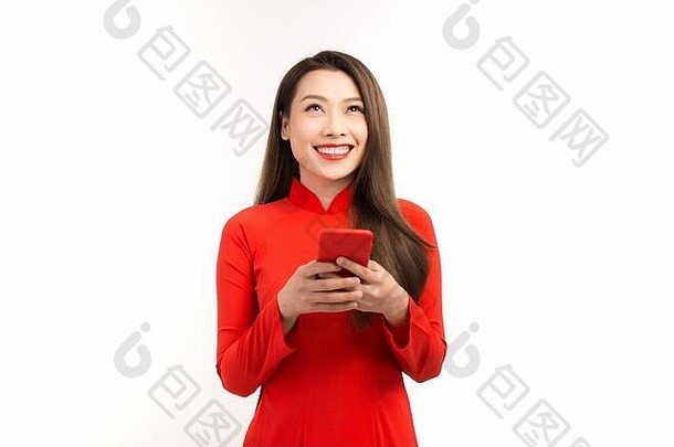 美丽的越南女人移动电话站白色背景