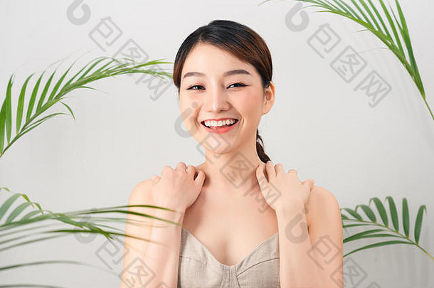 肖像亚洲快乐女人站绿色叶子白色背景